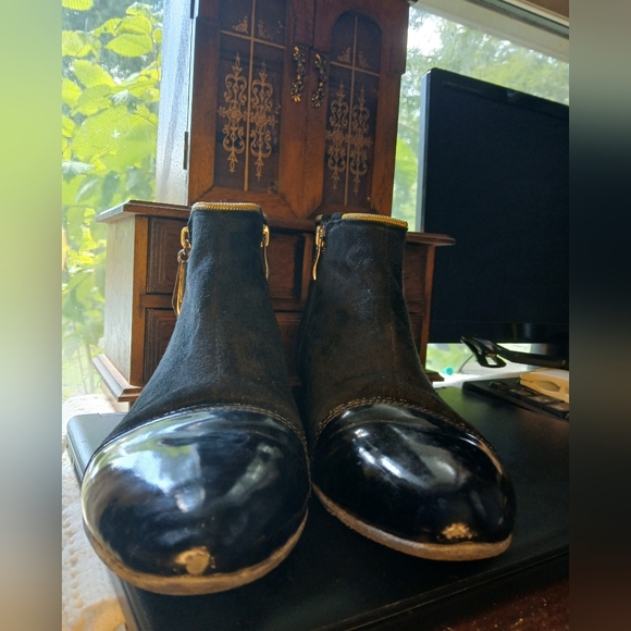 NESCIOR WOMEN'S BLACK AND GOLD LOW TOP BOOTS SIZE UNKNOWN I BELIEVE A 9 OR 10 - Picture 3 of 4